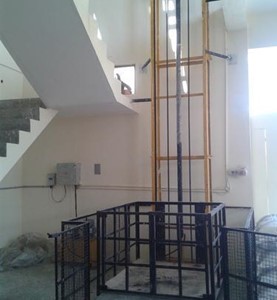 thang nâng hàng trong nhà